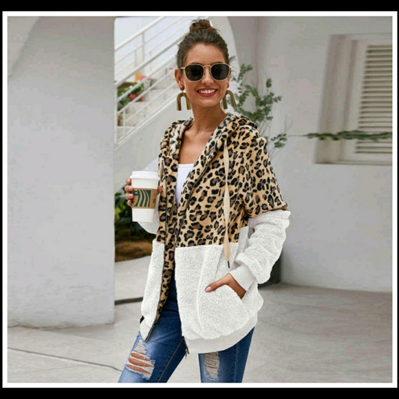 Sweaters - 🎉HP🎉🤍White Leopard Print Teddy Jacket 🤍